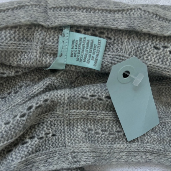 NWT Beautiful Gray Infinity Scarf - Picture 3 of 7